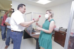 cruz regala flores