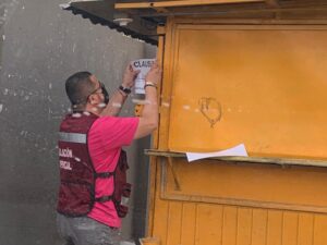 comerciante daña calle