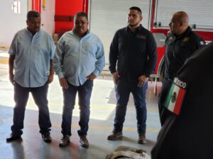 donan equipo a bomberos