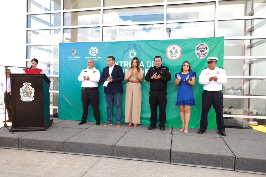 entrega equipo a bomberos