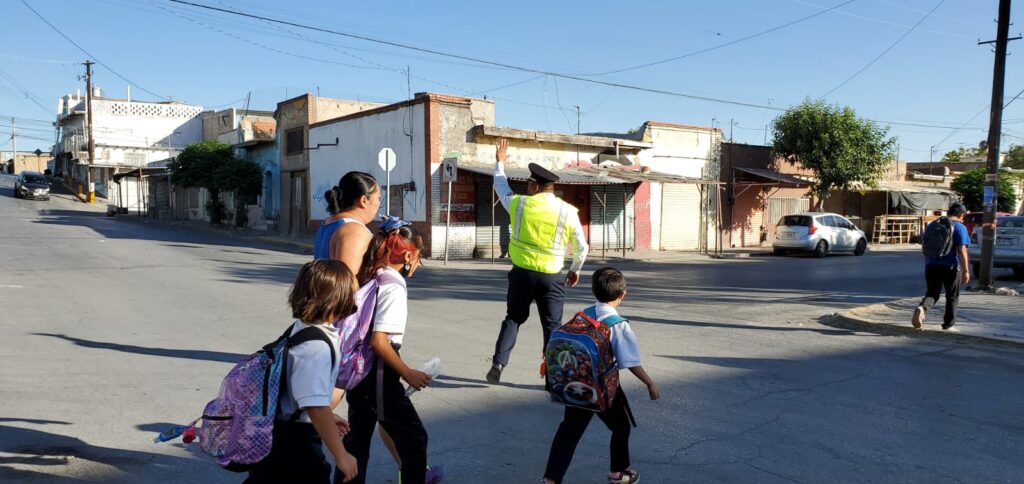 transito y niños cruzando