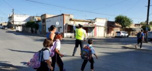 transito y niños cruzando