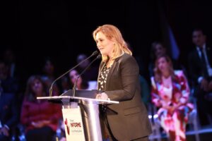 Maru en informe de cruz