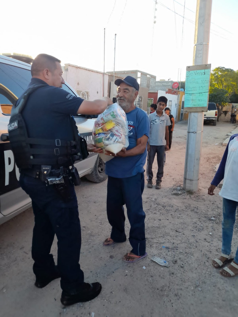 policia entrega despensas
