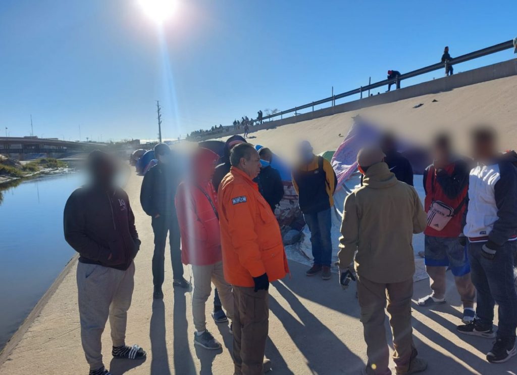 Grupo BETA con migrantes en el rio