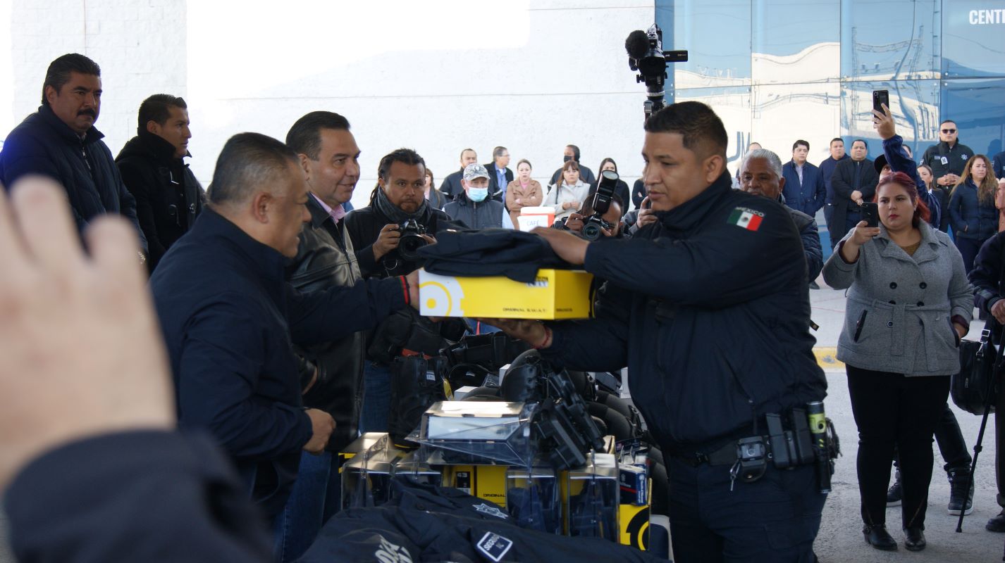 Entregan equipo y uniformes a elementos de la Policía Municipal y de ...