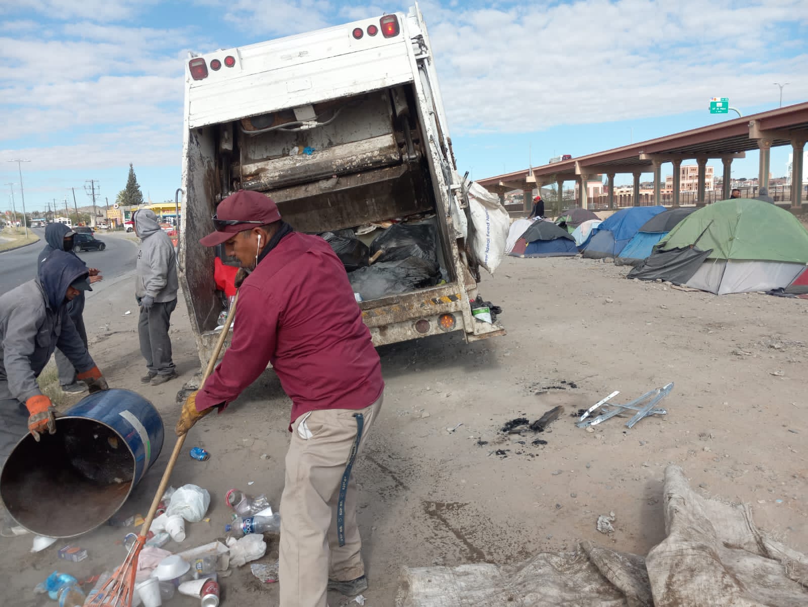 retiran basura de campamento