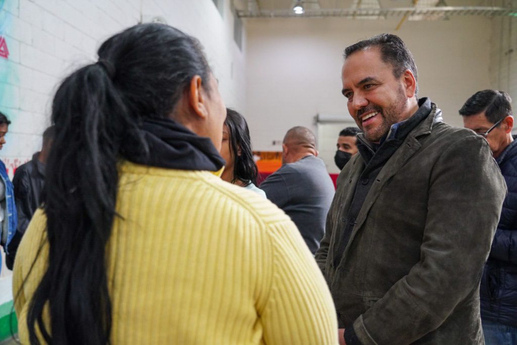 Loera con migrantes