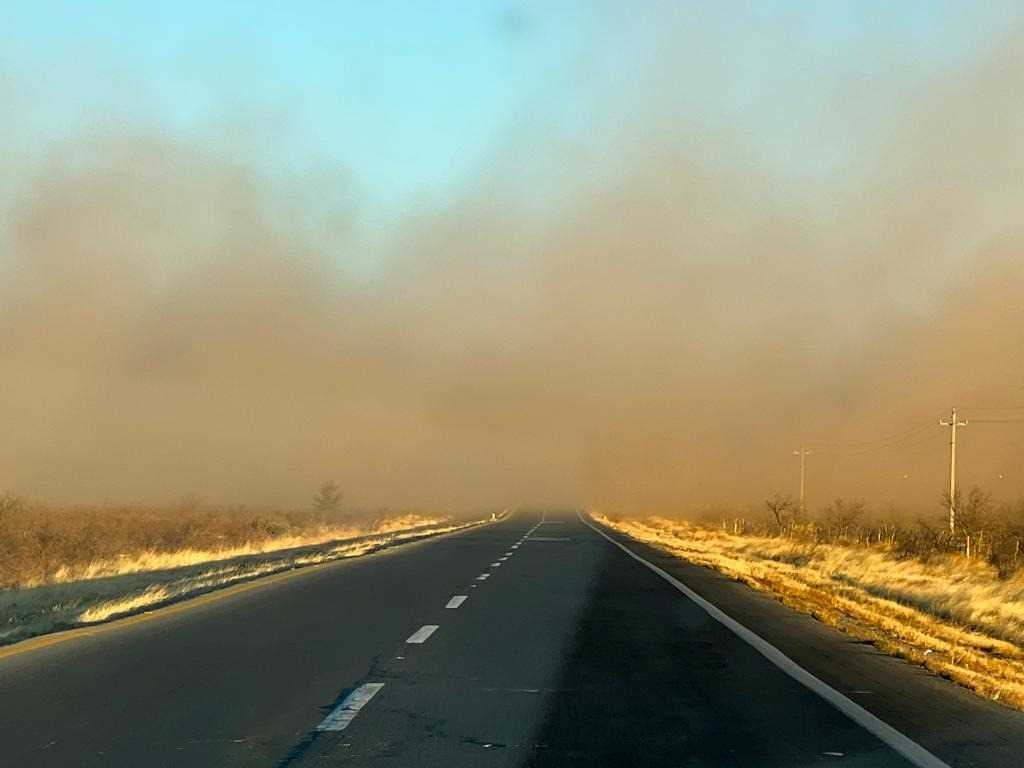 fuertes vientos en carretera