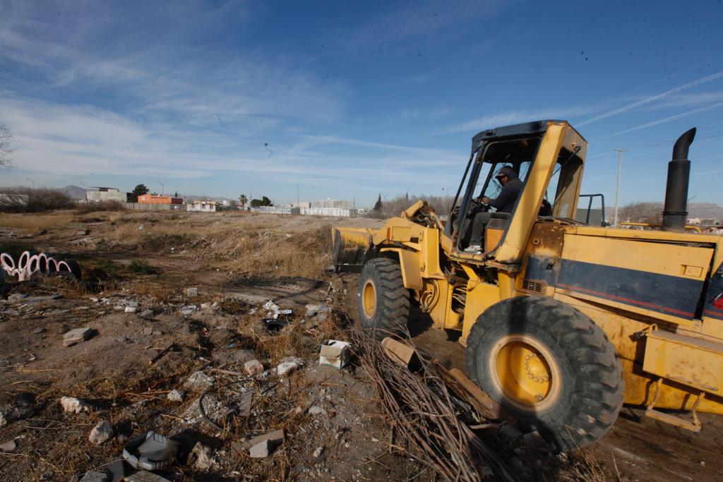 retiran basura y escombro