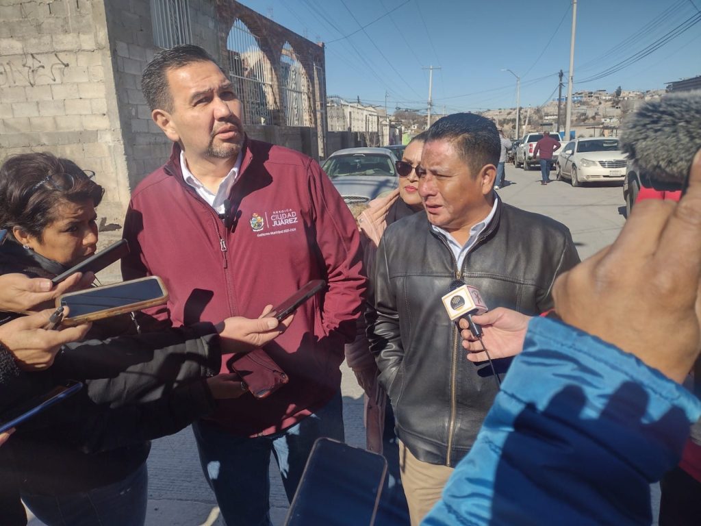Cruz entrega titulos en el poniente