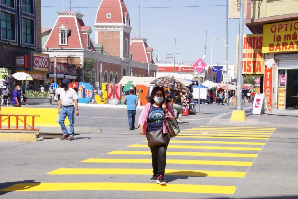 Peatona CRUZando la calle