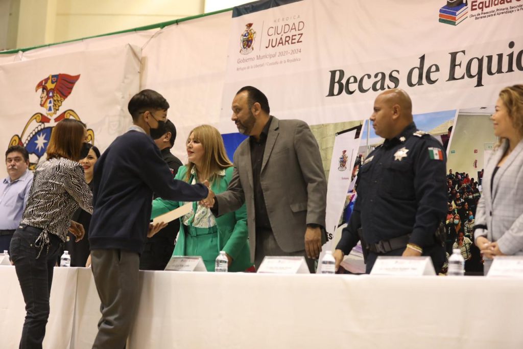 entregan becas