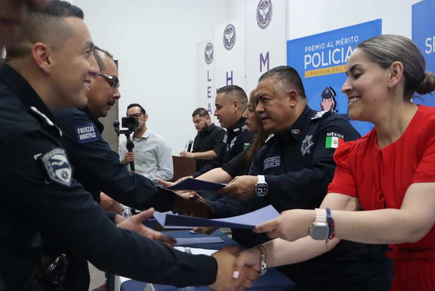 reconocimiento a polis del mes