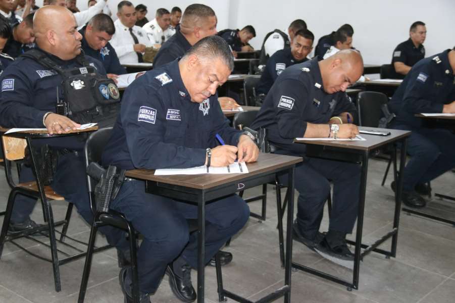 evaluan a policias