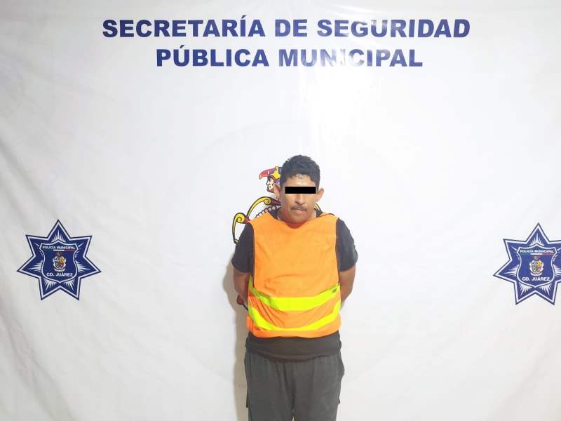 asaltante con pistola juguete