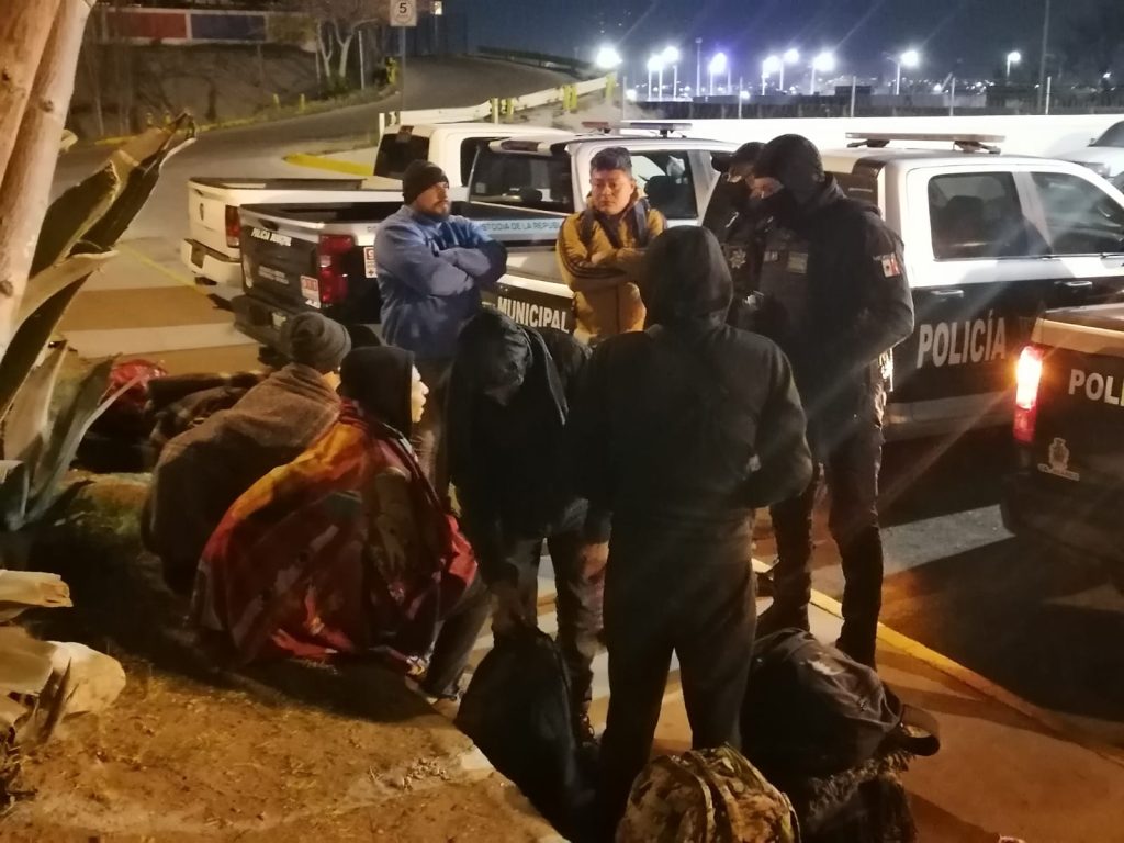 migrantes atendidos por policias