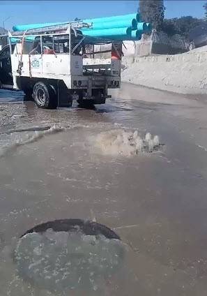 brotan aguas negras en viaducto