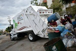 camiones recolectores en operacion