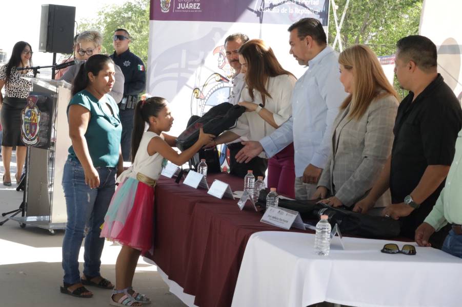 cruz-entrega becas y mochilas