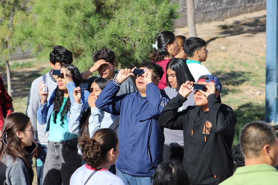 disfrutan estudiantes eclipse