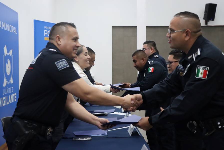 reconocimiento a policia del mes