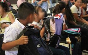mochilas a niños migrantes