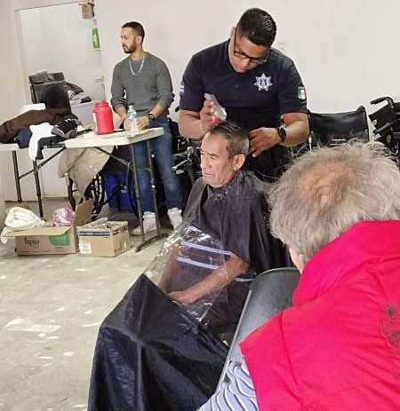 polis con adultos mayores