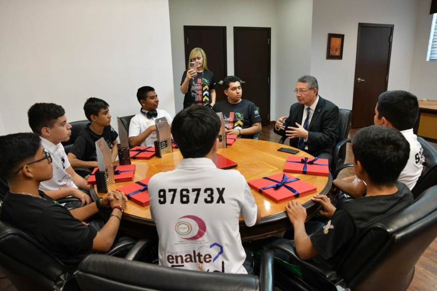 reconocen a campeones cecytech
