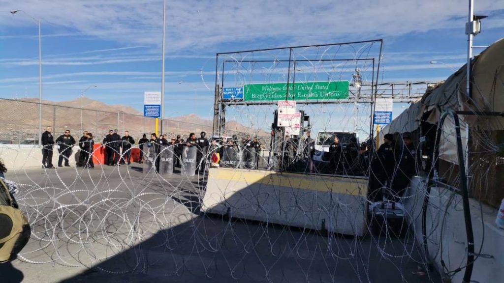 bloquean y cierran puente libre