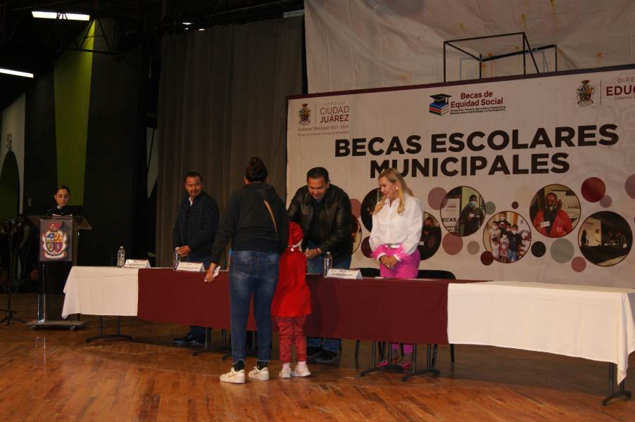 entregan becas1