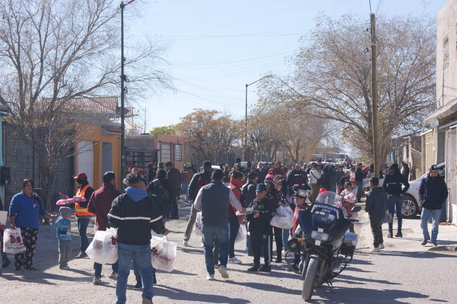 entregan cobijas y juguetes