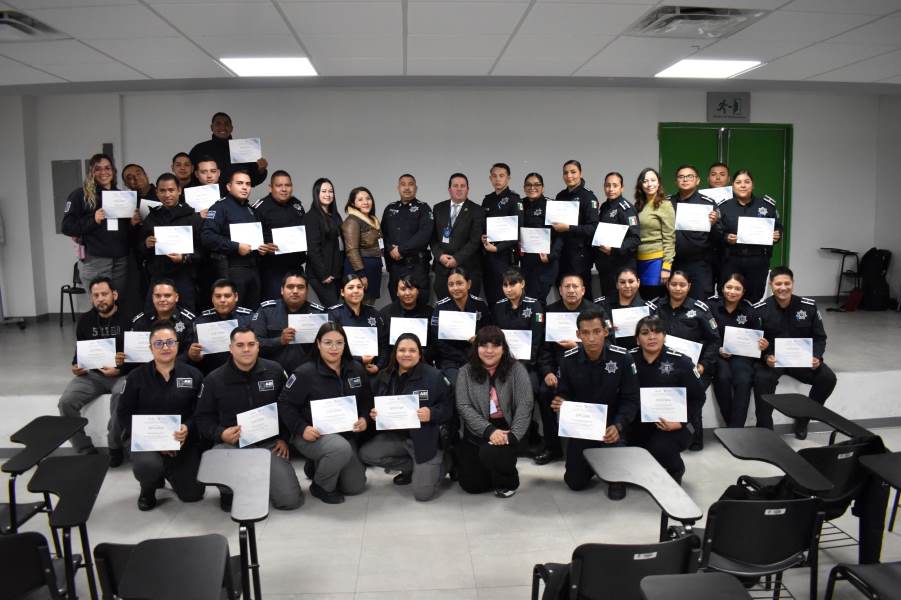 policias terminan diplomado