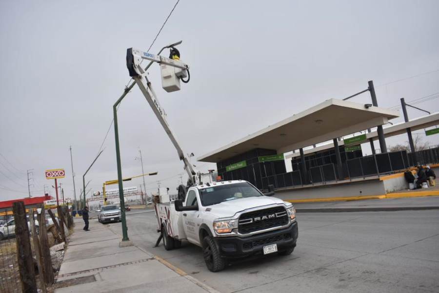 instalan lamparas eje vial