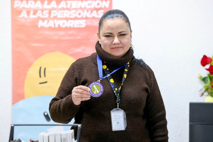 medalla a gerontologa