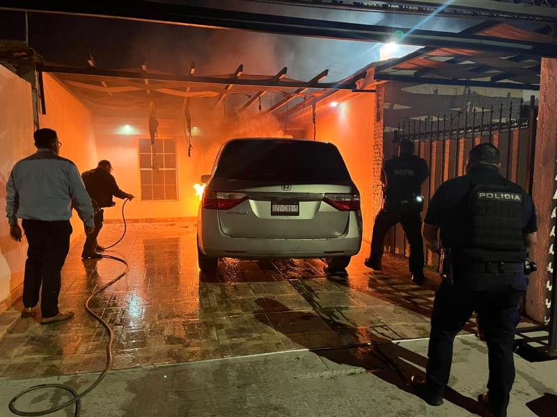polis sofocan incendio vehic