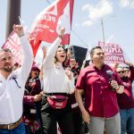 Ciudadanos muestran su apoyo a Cruz Pérez Cuéllar en calles de Ciudad Juárez