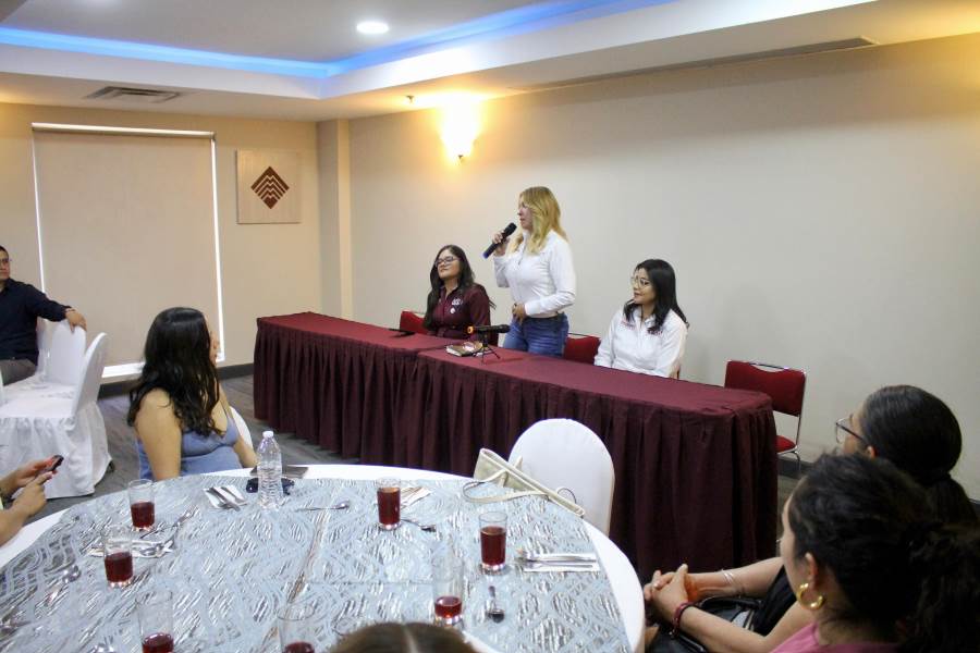 Ana Estrada-barra y colegio abogados1
