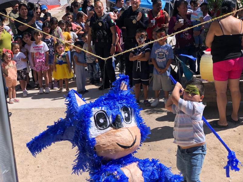 polis festejan a niños