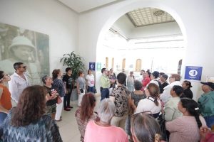adultos mayores en museos