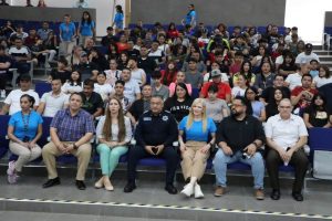 conviven polis con hijos