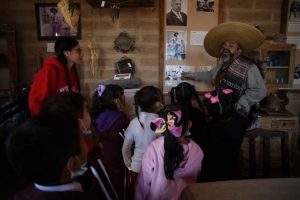 estudiantes-casa de adobe