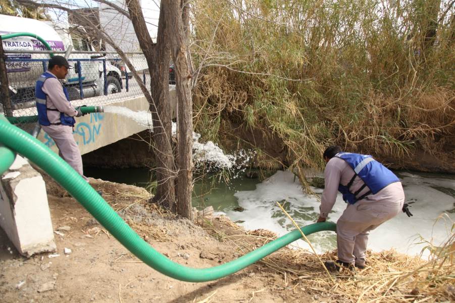 agua tratada en acequia
