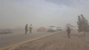 cierran carretera por ventarrones