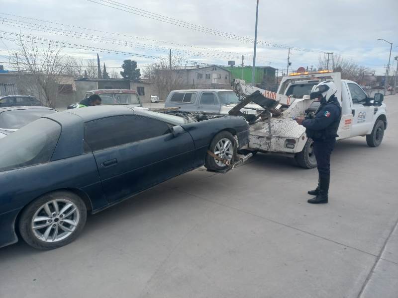 retiran vehiculos abandonados en camellon
