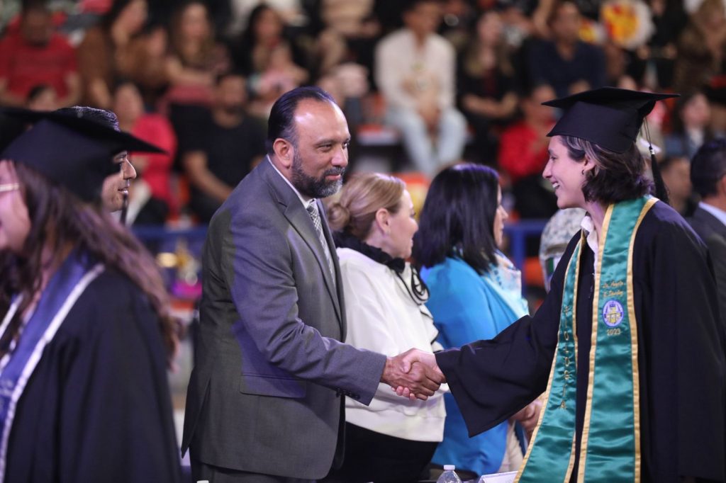 Hector Ortiz graduacion uacj