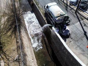 agua tratada en la acequia