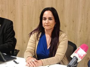 mujer-conferencia