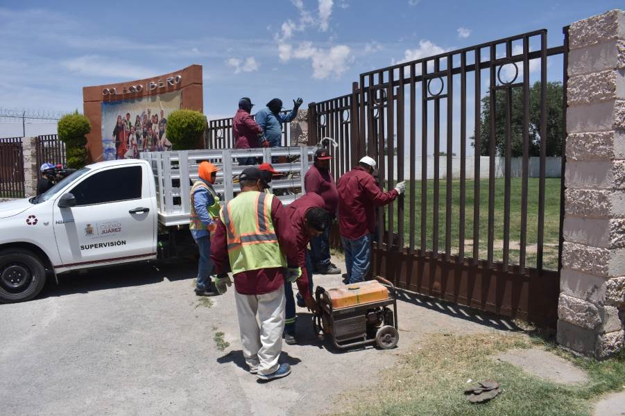 retiran rejas y pilares