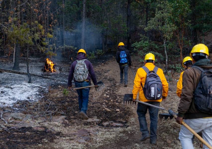 brigadistas extinguen incendios